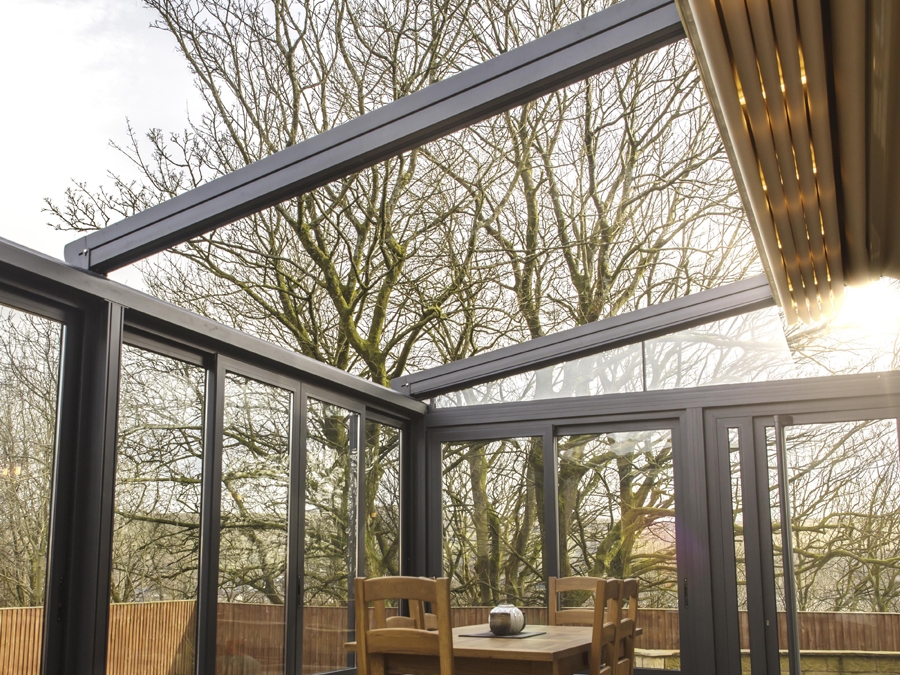 Retractable pergola canopy